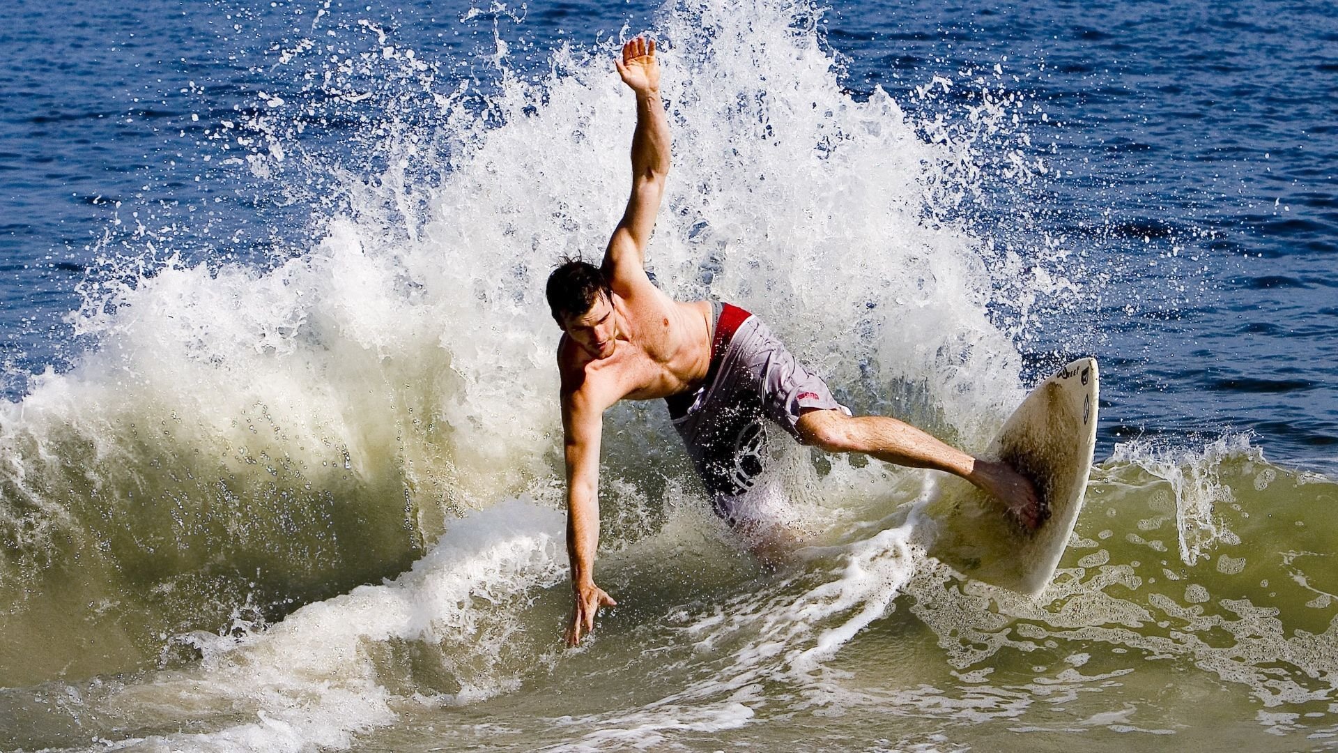 【全球联赛全面数字化】实现多地同步直播，无缝观赛体验！