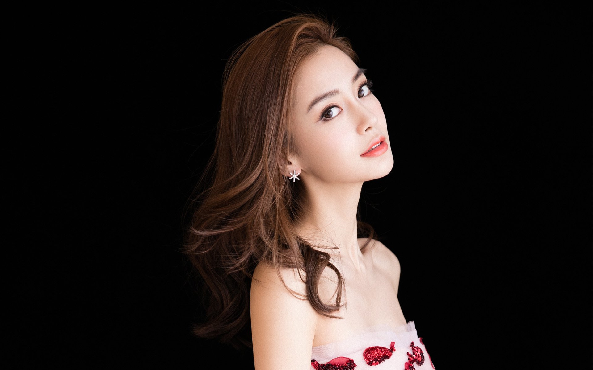 谷爱凌带动滑雪进校园活动升温，中国自由式滑雪选手谷爱凌介绍