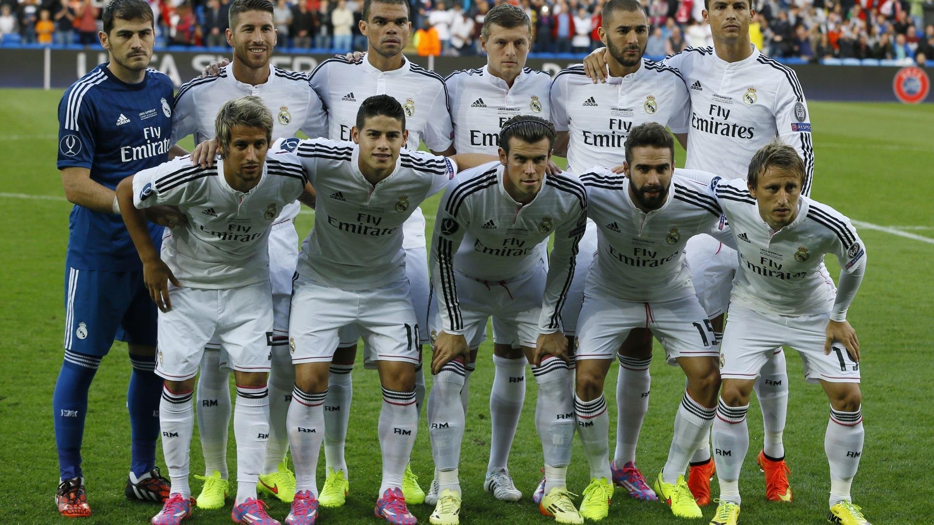 “校园足球比赛亮点纷呈,青少年展现多样才华”,校园足球竞赛